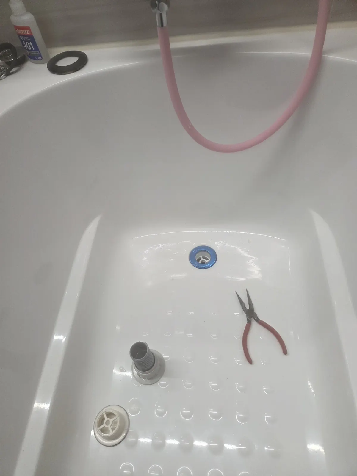 경기 평택 욕조 배수구 휘어짐 보수 배수구 분해와 부품 확인 진행 중 8번째 사진