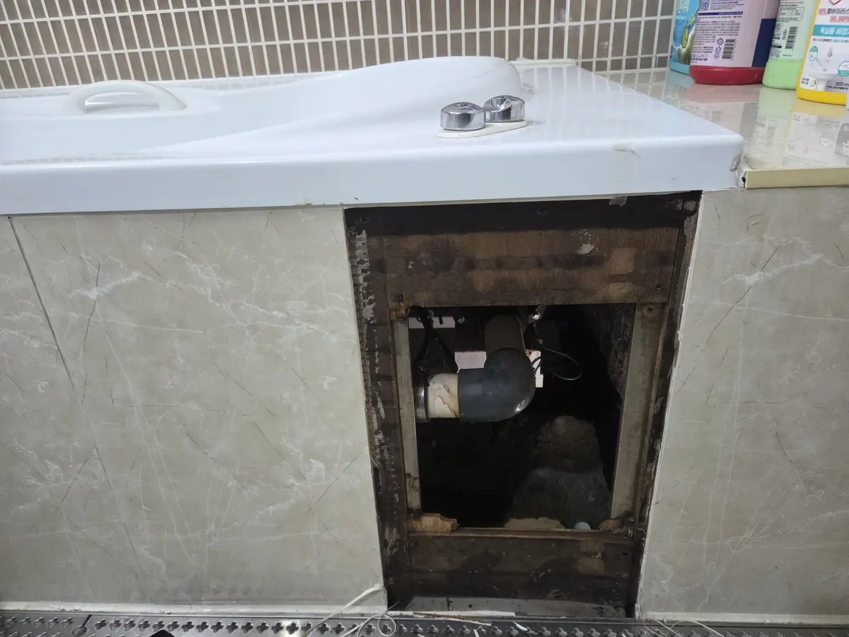 경남 진주 월풀욕조 모터 교체 점검구와 모터 확인 진행 중 5번째 사진