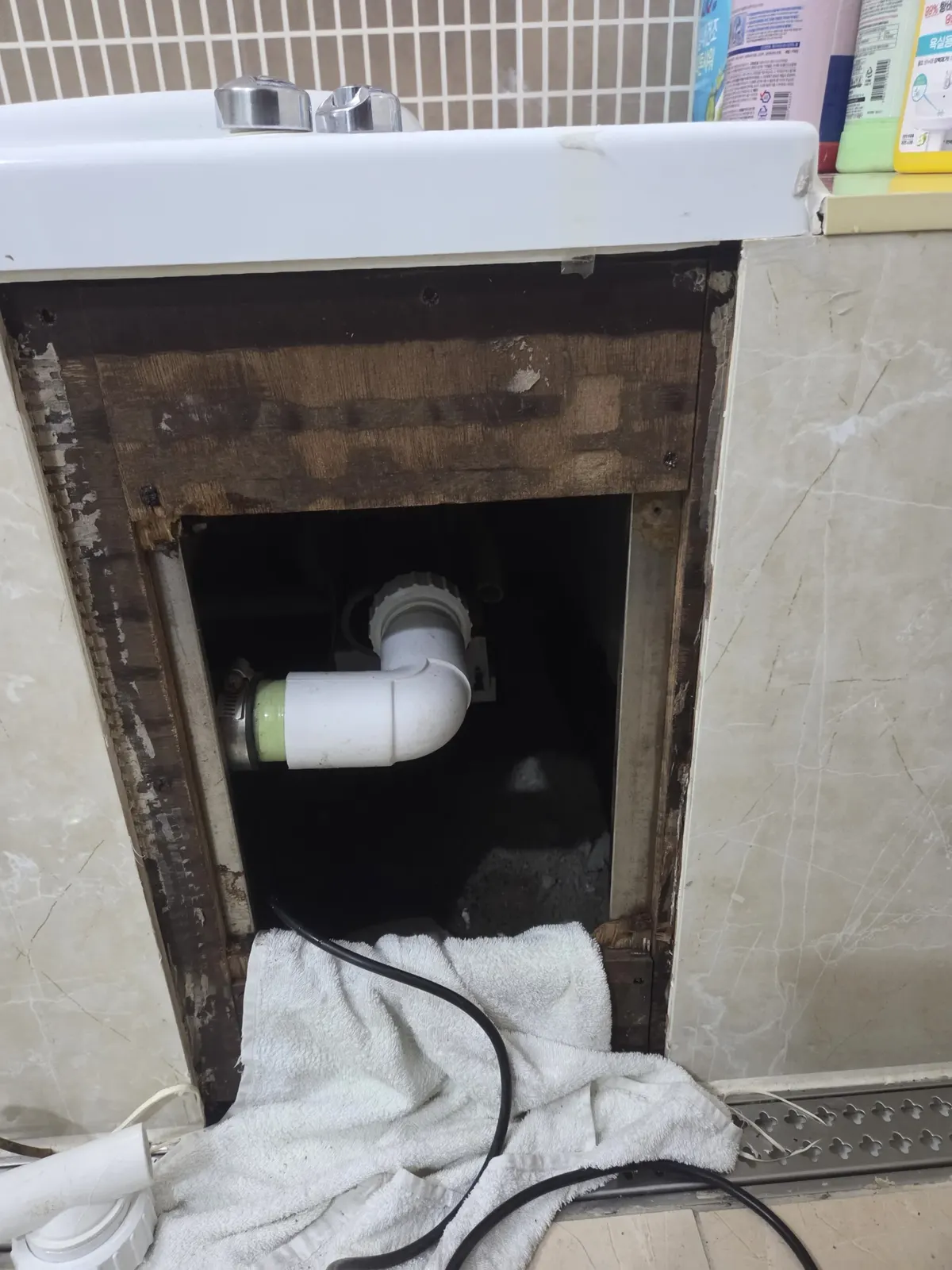 경남 진주 월풀욕조 모터 교체 점검구와 모터 확인 진행 중 7번째 사진